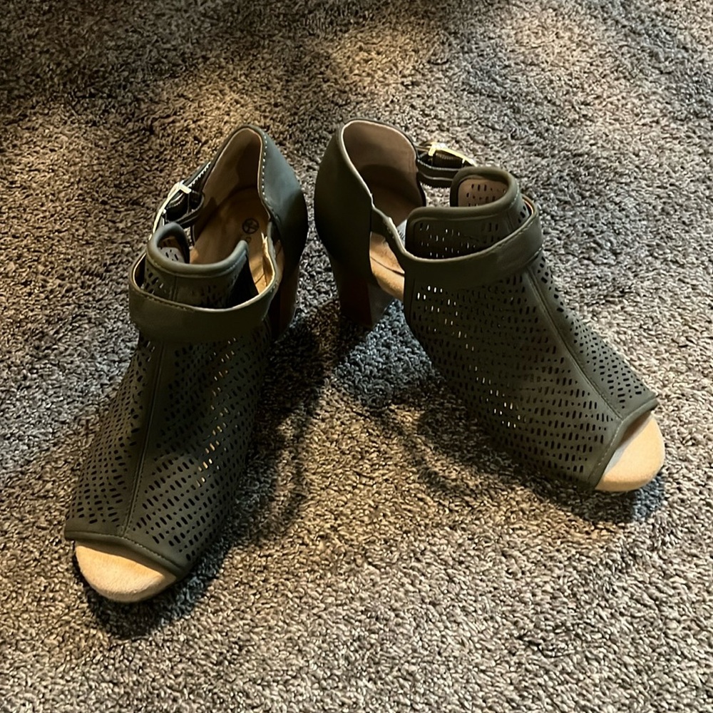 Never worn Gianni Bernie wedges